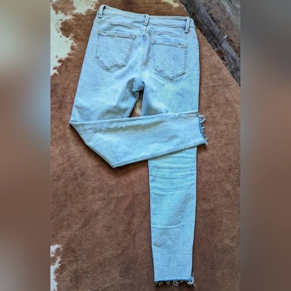 Kensi Vintage Luxe High Rise Skinny Raw Edge Hem Lt Wash Jeans - Picture 12 of 16